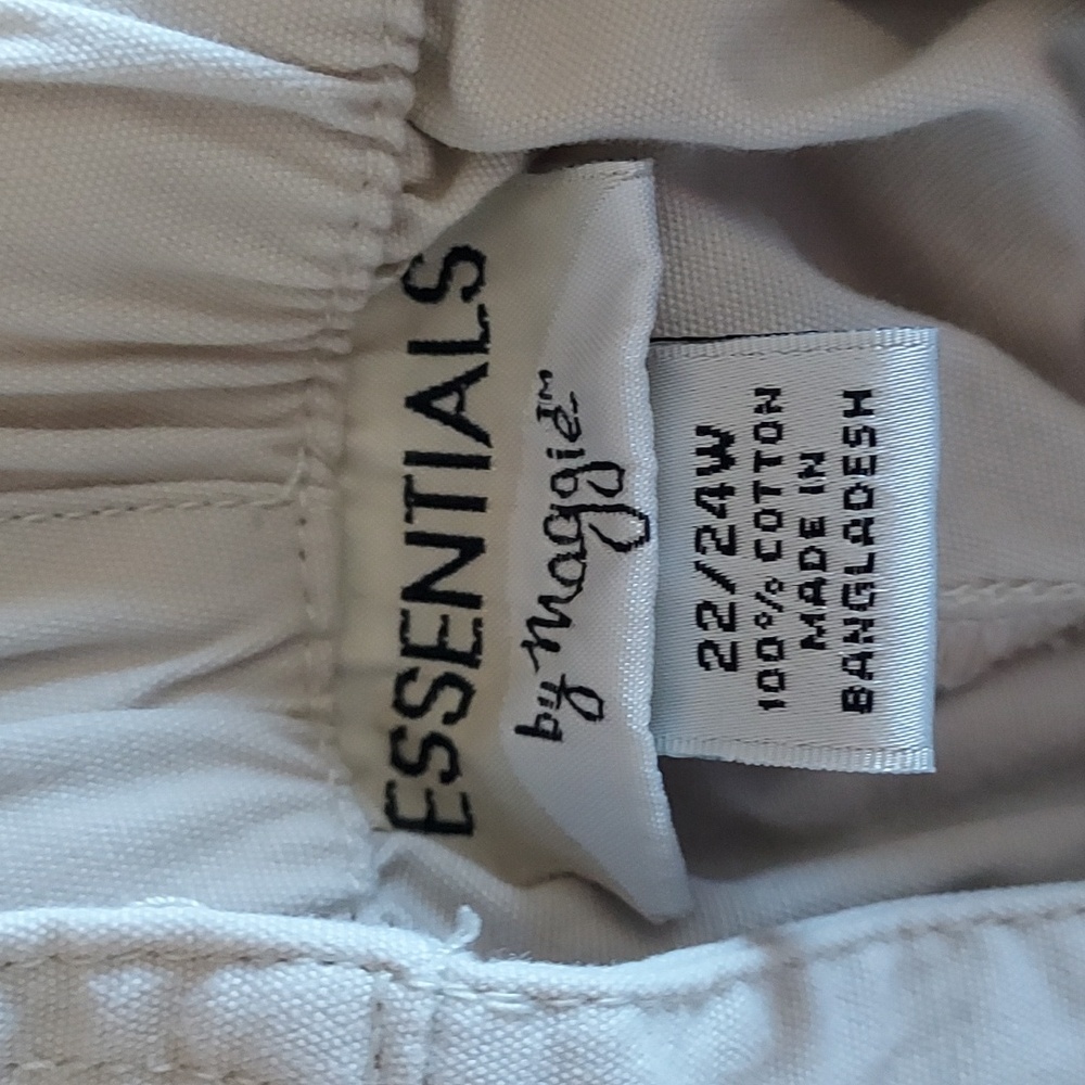 Essentials Cream Capri's - Picture 4 of 5